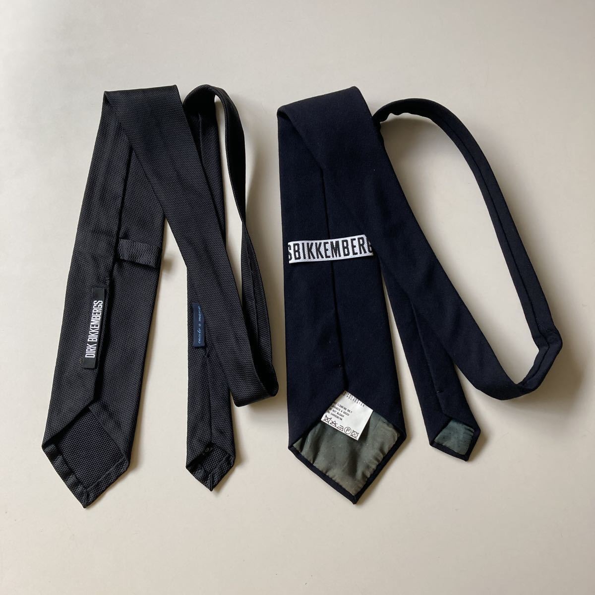DIRK BIKKEMBERGS メタル アクセサリー ネクタイ 2本付 黒 濃紺 ダーク