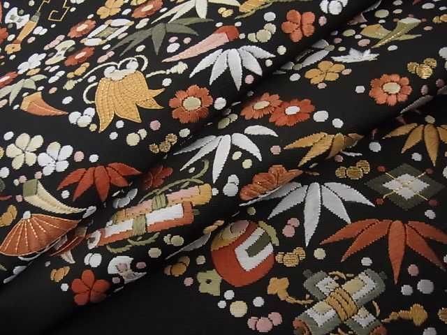 着物屋こころ□塩瀬 九寸名古屋帯 刺繍 宝尽くし吉祥文 黒地 金糸 たれ