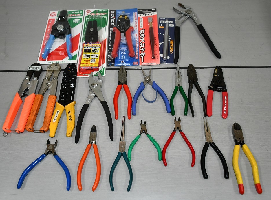 A12-13　まとめ22点 ペンチ ニッパー プライヤー ストリッパー 圧着ペンチ 工具 ハンドツール 大工道具 種類色々 現状品