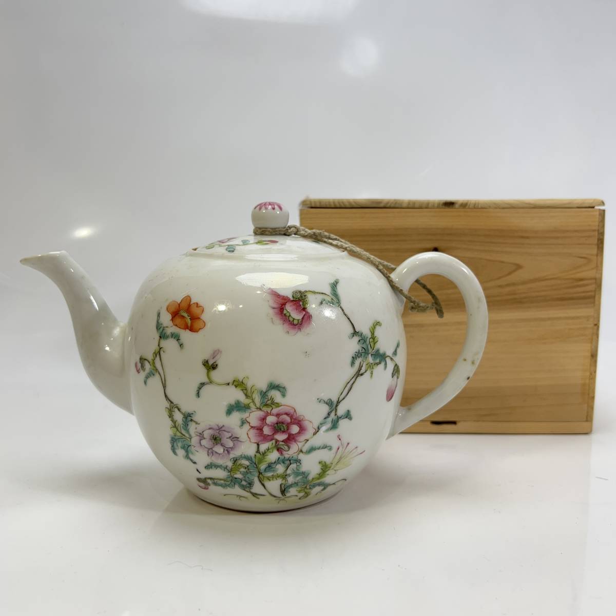 驚きの破格値，爆買い 中国美術 清朝期 粉彩花卉茶壺 共箱 高13cm UN063 梅花堂(清)｜売買されたオークション情報、yahooの商品情報をアーカイブ公開 - オークファン 清
