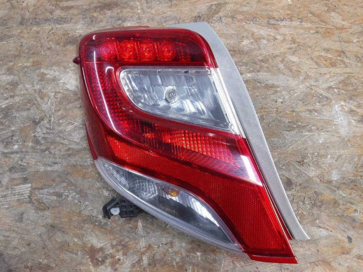 トヨタ ヴィッツ NSP130 左テールランプ　中期 ☆ トヨタ / ヴィッツ / NSP130 / 純正 / テールランプ / 左 / 81560