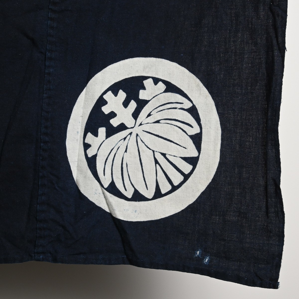 特大 藍染 古布 筒描き 丸に剣片喰紋 カタバミ 文 家紋 木綿 古代 特大 藍染 古布 筒描き 丸に剣片喰紋 カタバミ 文 家紋 木綿 古代