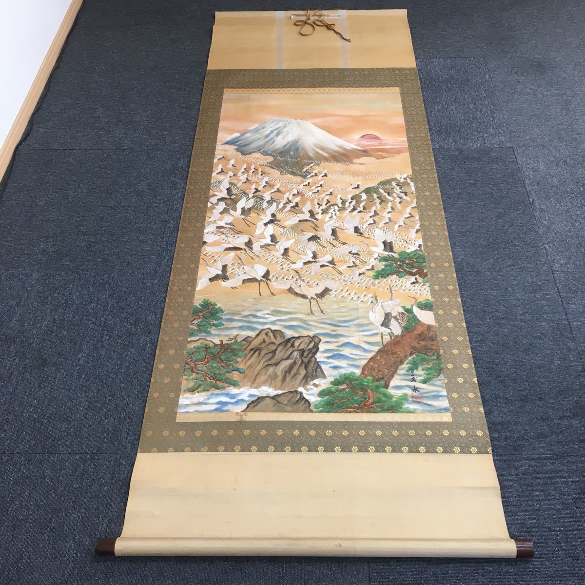 #中国古玩 #掛軸 #絹本 #松 #春秋山水 #肉筆 #中華 #中国作家 道具 水墨山水 掛け軸（掛軸）販売 肉筆絹本掛軸 中古書画内田玉鳳筆