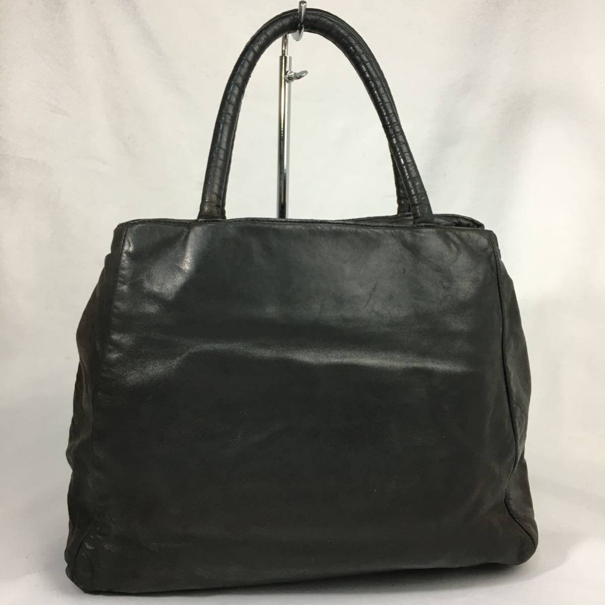 希少美品 ナッパレザー ハンドバッグ ネロ トライアングルロゴプレート 