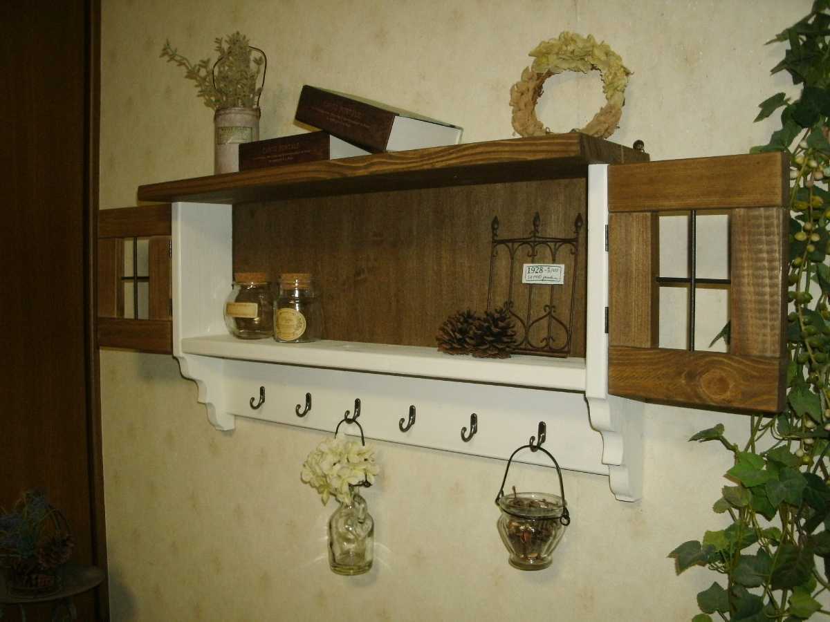【送料無料】オリジナル 飾り扉付き ウォールシェルフ ホワイト＆ウォルナットカラー 壁掛け棚 アンティーク風 ハンドメイド 家具 