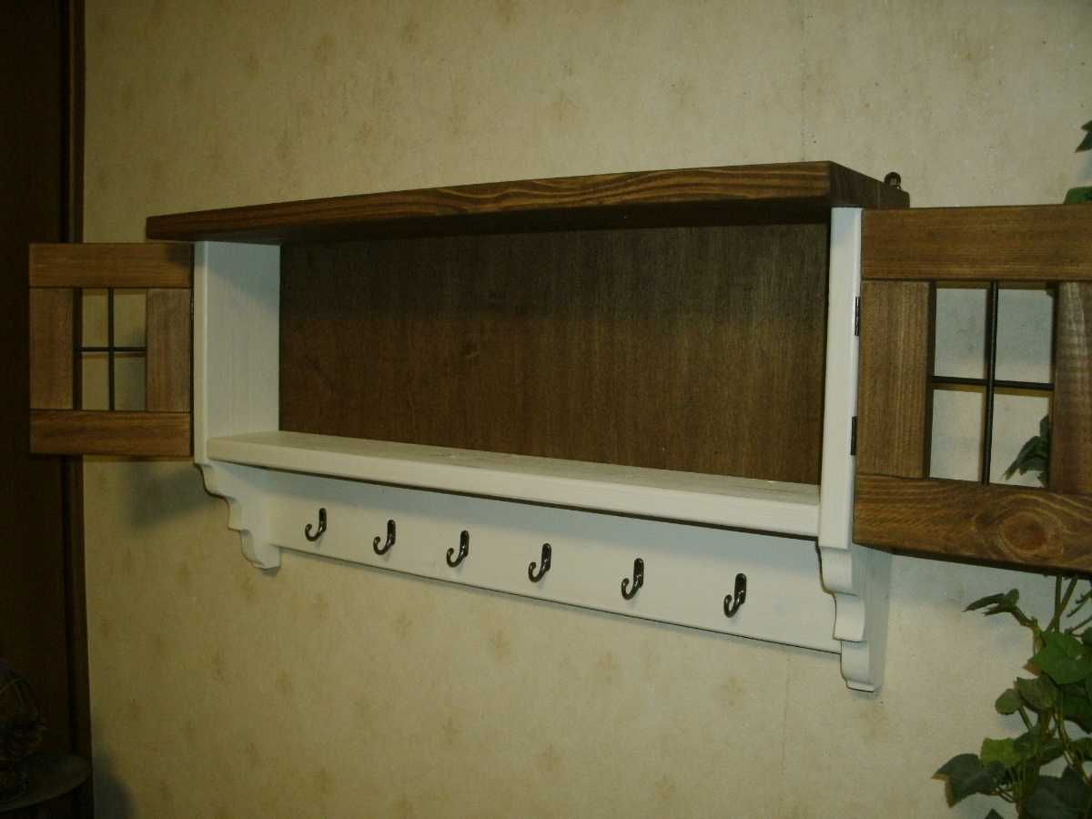 【送料無料】オリジナル 飾り扉付き ウォールシェルフ ホワイト＆ウォルナットカラー 壁掛け棚 アンティーク風 ハンドメイド 家具 