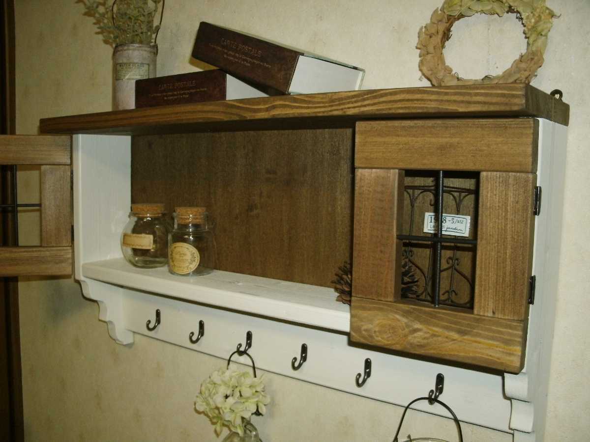 【送料無料】オリジナル 飾り扉付き ウォールシェルフ ホワイト＆ウォルナットカラー 壁掛け棚 アンティーク風 ハンドメイド 家具 