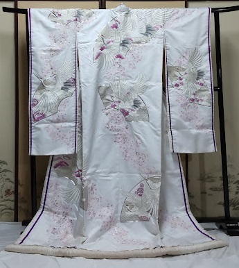 打掛　送料無料　十二単風　白地　舞鶴と花の刺繍入り　紫の縁取り　(中古/ジャンク商品)　　№2023010301(№15060)