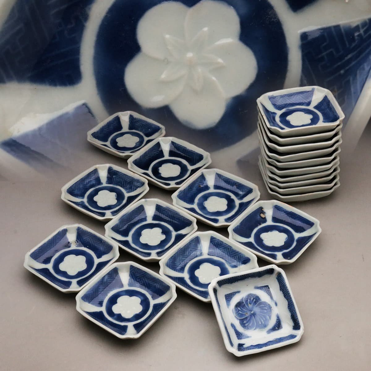 【定番人気，人気SALE】 EE074 時代物 染付捻梅文隅入角小皿 二十客 幅8.4cm 青花梅花紋倭角四方小盤 染付小皿 青花小盤 珍味皿(陶磁一般)｜売買されたオークション情報、yahooの商品情報をアーカイブ公開 - オークファ 陶磁一般