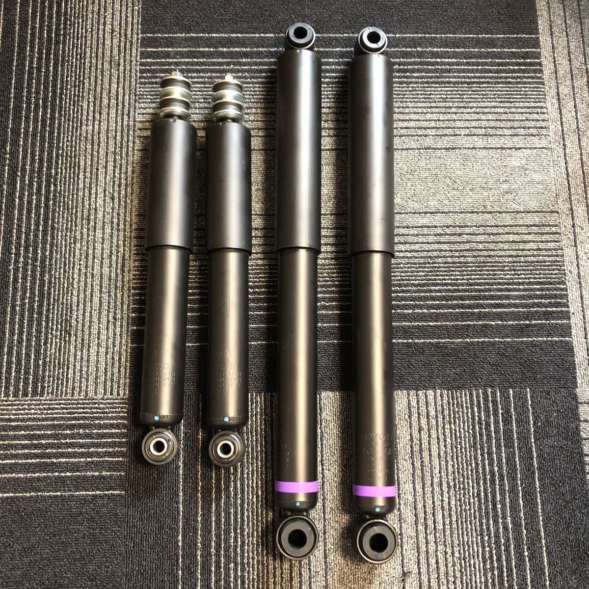 日本全国送料無料！ハイエース 200系 6型 標準　ダークプライムⅡ 純正ショック 新車外し　過走行車に！2WD 