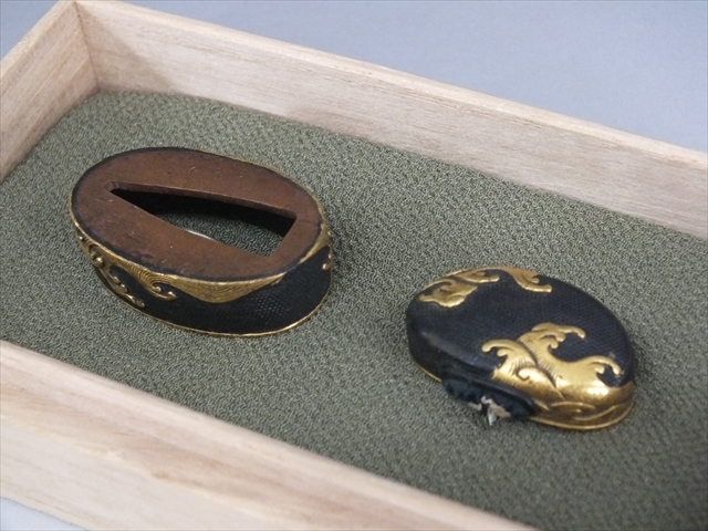 刀の部品 縁頭 縁 七宝象嵌 色絵 武具 時代物 武具コレクター放出品 縁頭 銅魚子地 金色絵象嵌 波図縁