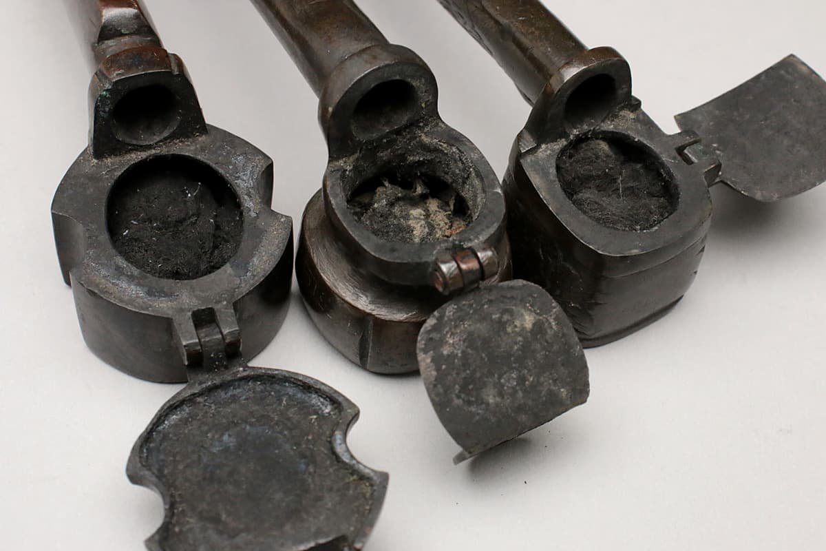 名人造：古式携帯文房具金工象嵌矢立 花蝶花図銀細工金工象嵌