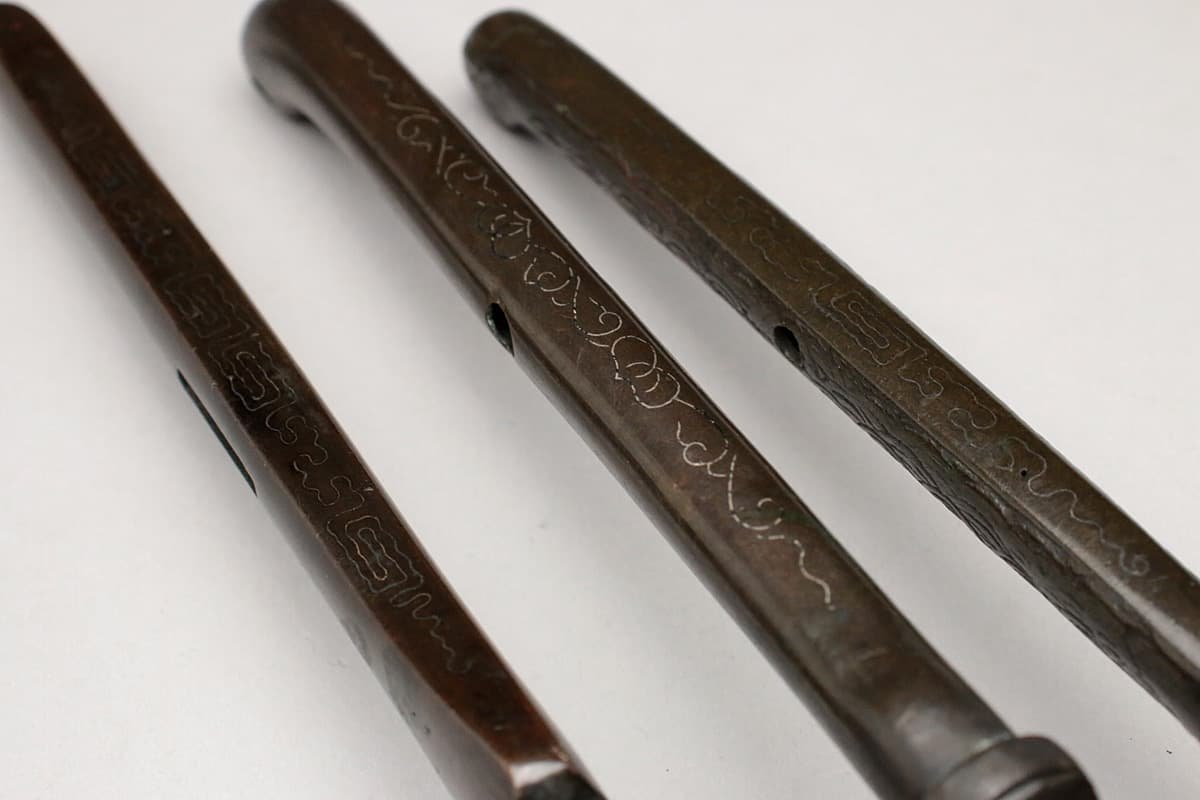 名人造：古式携帯文房具金工象嵌矢立 花蝶花図銀細工金工象嵌