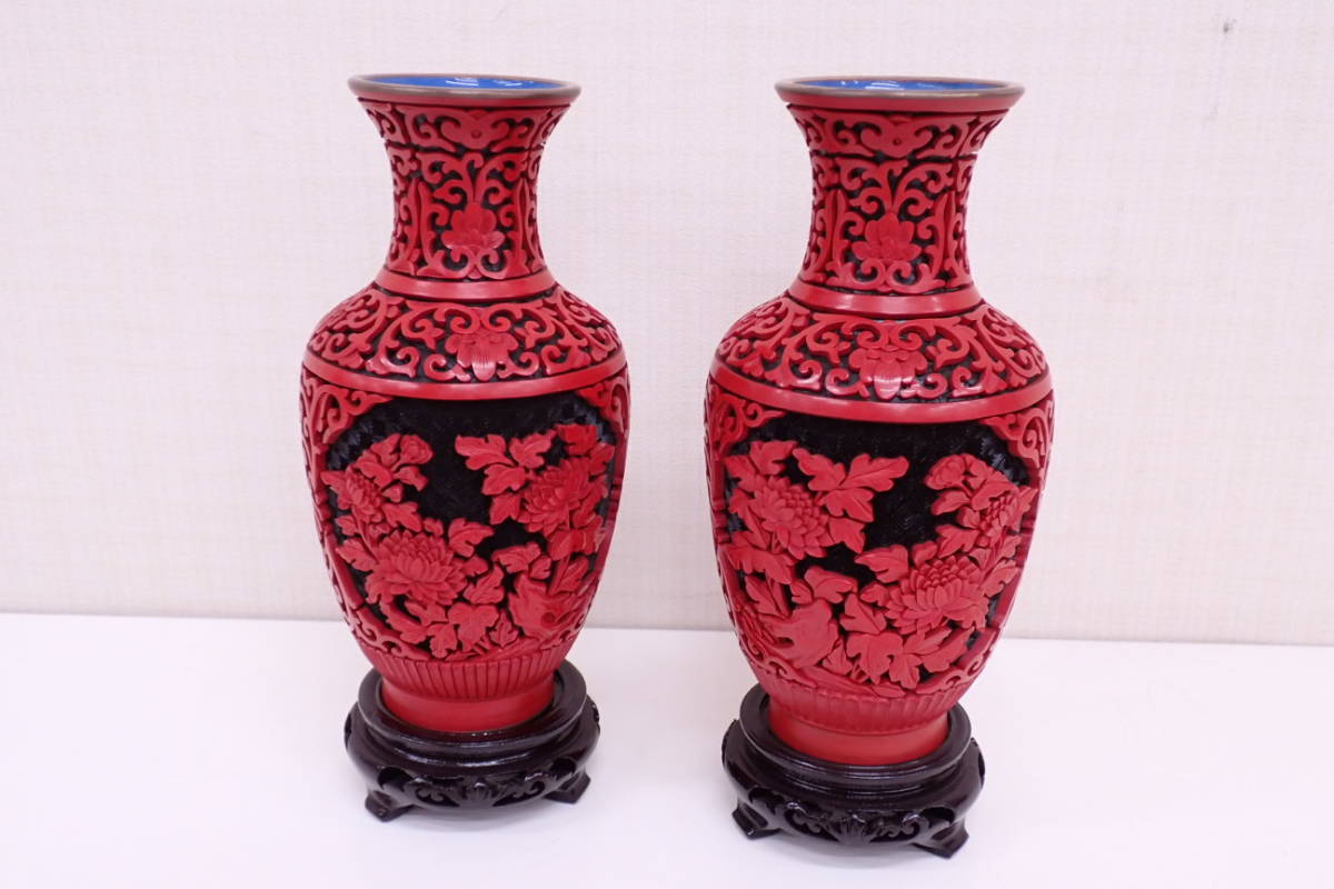 中国古玩 堆朱 細密 唐草 花彫 花瓶 一対 高さ20.5cm 唐木台 高さ3.5cm 花図 細密細工 全2点 G01023K