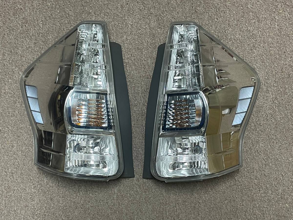 トヨタ ZVW40 ZVW41 プリウス α アルファ 純正 左右 テール 81551