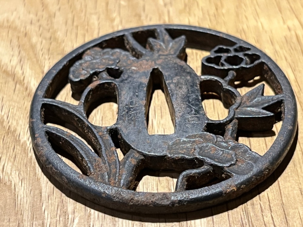 鍔 刀装具 鉄地肉彫り 透かし 花竹図 河内作 長州萩住 約91g 【公式通販】