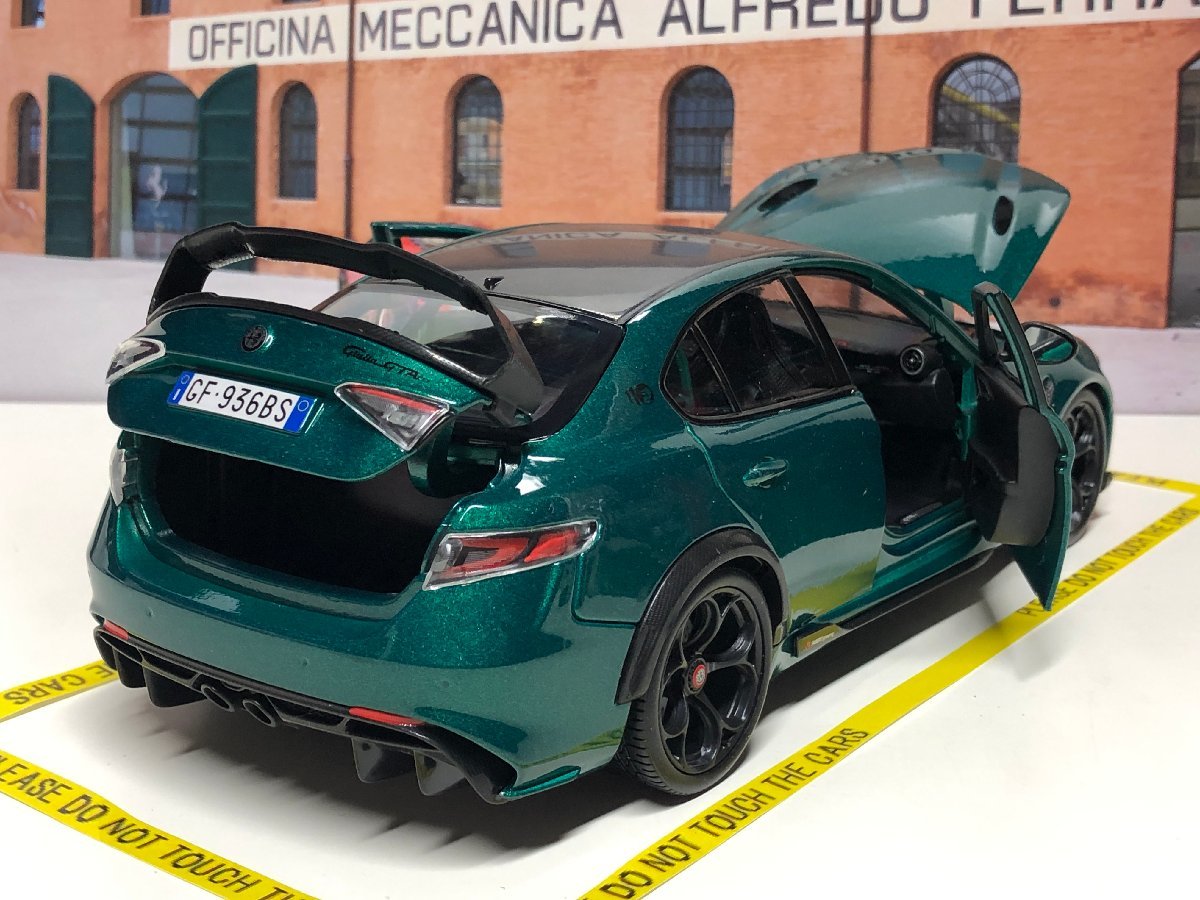 BBR-MODELS BBRC1851C1-VET Scale 1/18 | ALFA ROMEO GIULIA GTA 2020 - CON VETRINA - WITH SHOWCASE M O N T R E A L GREEN MET