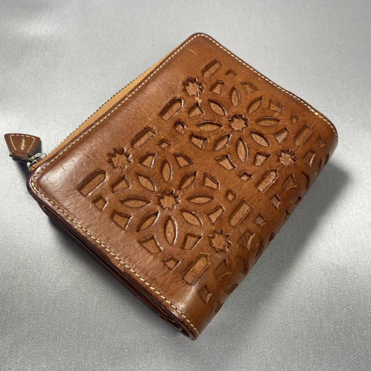 即決 genten ゲンテン カットワーク 二つ折り 財布 コンパクトウォレット レザー ブラウン 茶色 