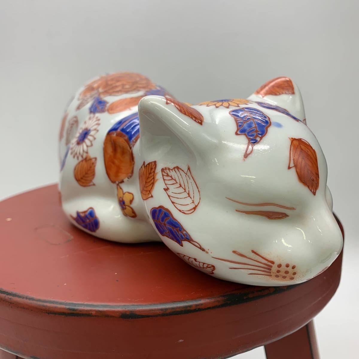 5-2-41□ 眠り猫 染錦金彩花紋 伊万里焼 色絵 牡丹 時代物 縁起物 古 
