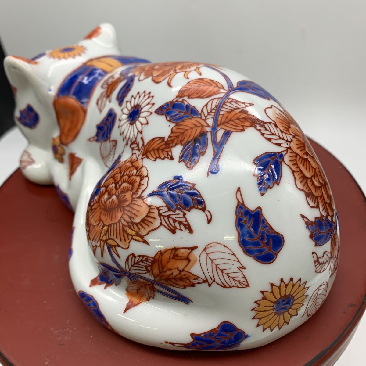 5-2-41□ 眠り猫 染錦金彩花紋 伊万里焼 色絵 牡丹 時代物 縁起物
