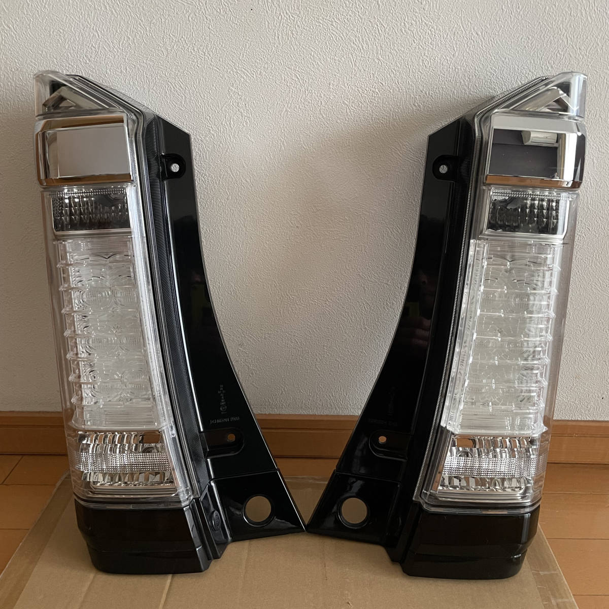 ホンダ　NBOXカスタム　純正テールランプ　JF1/JF2 新品未使用品　美品 美品】ホンダ N-BOX カスタム 前期 Nボックス JF1 JF2 純正