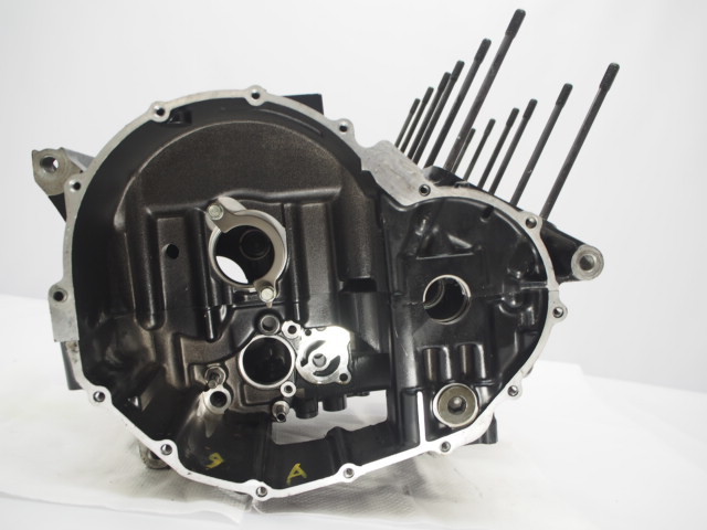 CB400SF NC39 V-TECエンジンのクランクケース NC23E-2063 破損無し CB400SF エンジンカバー NC39 フランジボルト クラッチカバー 0
