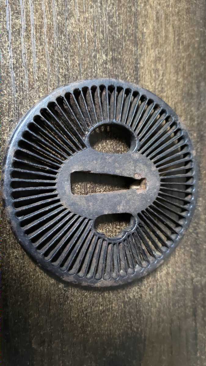 鉄地特大鍔 鐔 (甲冑師 軍配透かし) 室町時代〜江戸時代 箱付き