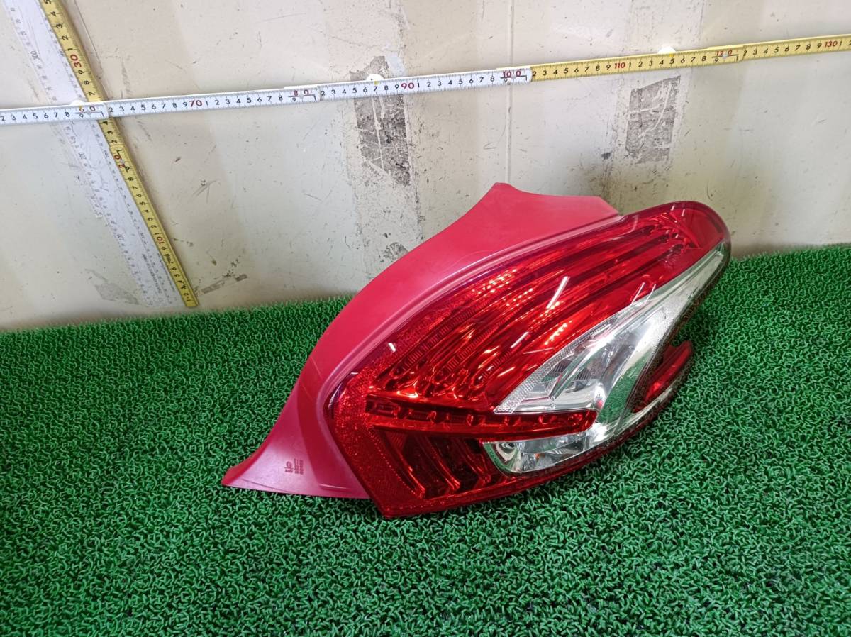 プジョー 208 ABA-A95F01 2013年式 テールライト　右 発送サイズ「M」 NSP22463