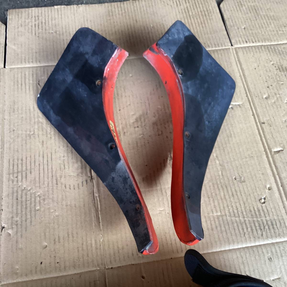 いすゞ117クーペg180のリヤー泥除け中古です。