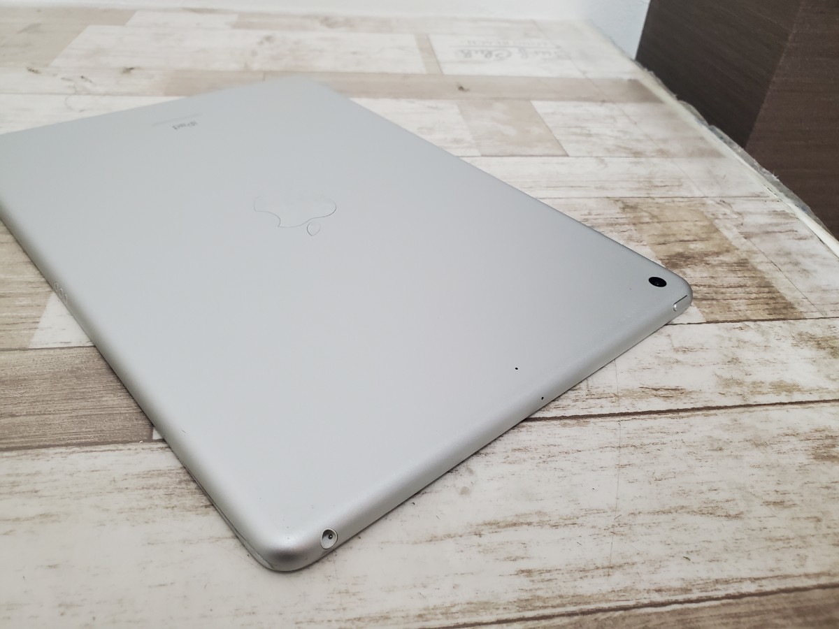 Apple iPad (第8世代) シルバー 32GB MYLA2J/A Wi-Fiモデル タブレット