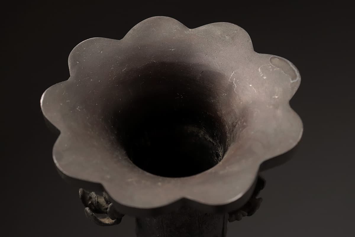 US671 【瑞峰 造】精巧 銅製 菊花鳥高盛上文 輪花花瓶 高31.2cm