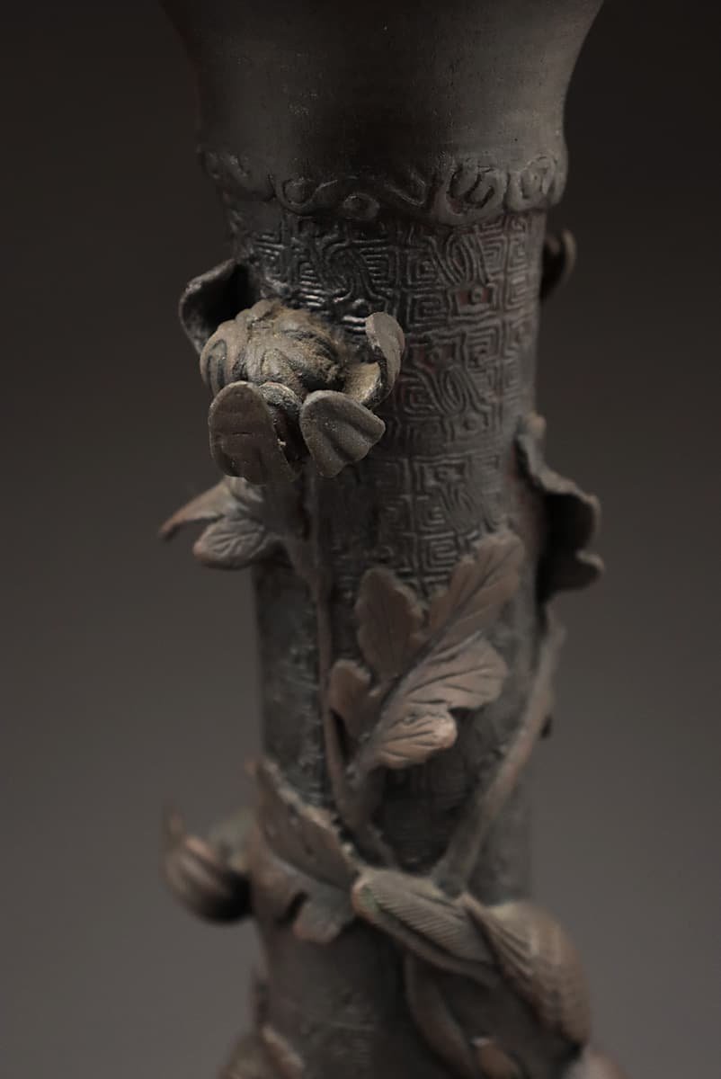 US671 【瑞峰 造】精巧 銅製 菊花鳥高盛上文 輪花花瓶 高31.2cm