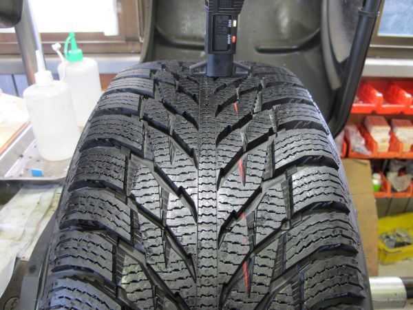 8G バリ山 美品 ボルボ XC40純正ホイール 235/60R17 ノキアン 