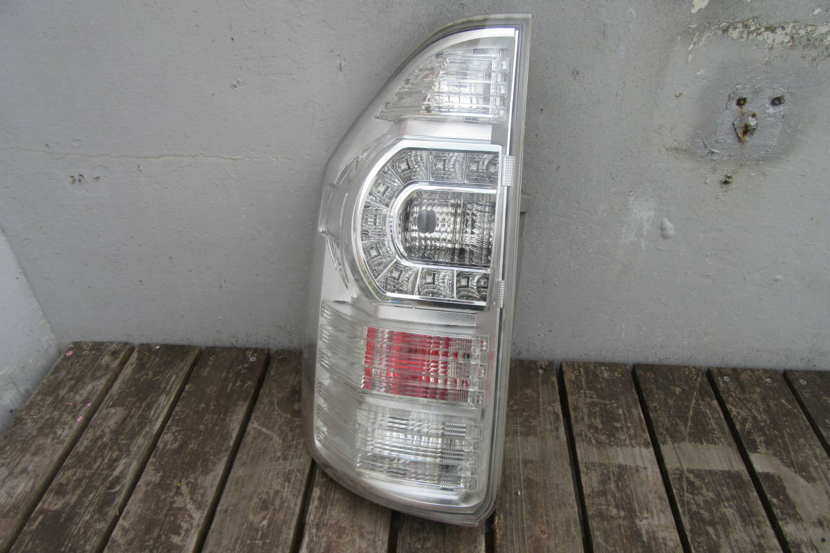 ヴォクシー 　ZRR70W 　 左テールランプ　230417M13