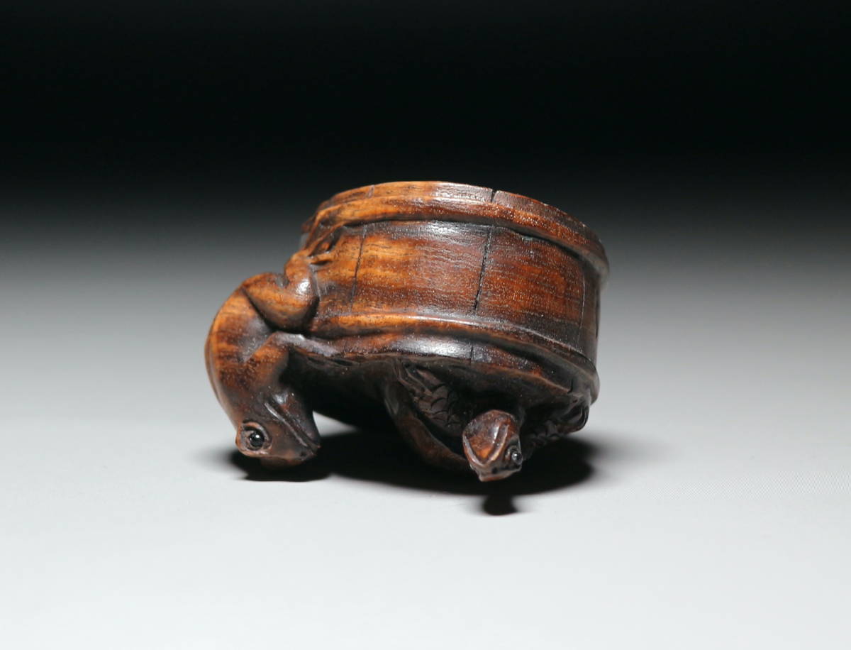 在銘 黄楊彫 透かし 珊瑚玉付き饅頭根付 柘植 根付 彫刻 提げ物 置物 【