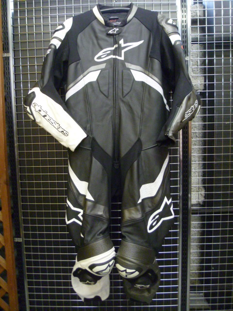 ｍ　中古　美品！Alpinestars GP Plus V3 ワンピースオートバイレザースーツ ブラック/ホワイト　サイズ：52（３XL相当）４J25.23.T.F