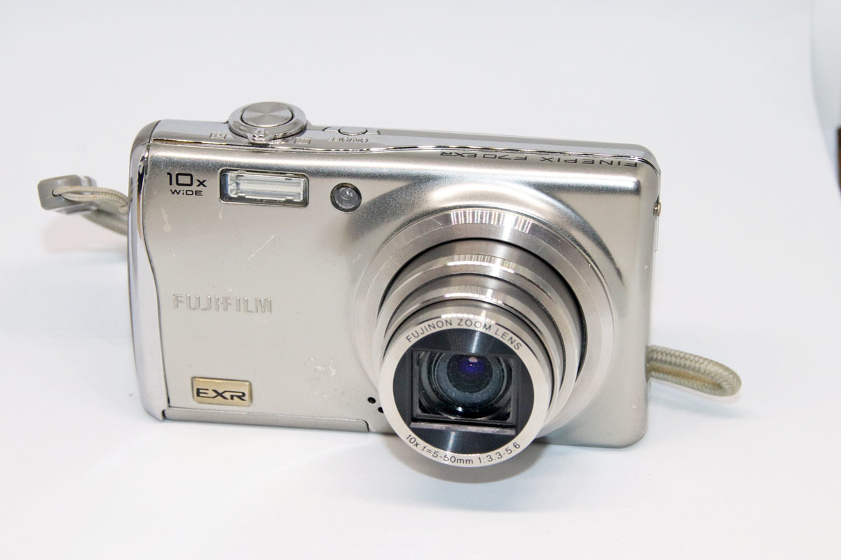 FUJIFILM 富士フィルム Finepix F70EXR 美品ですがジャンク扱い