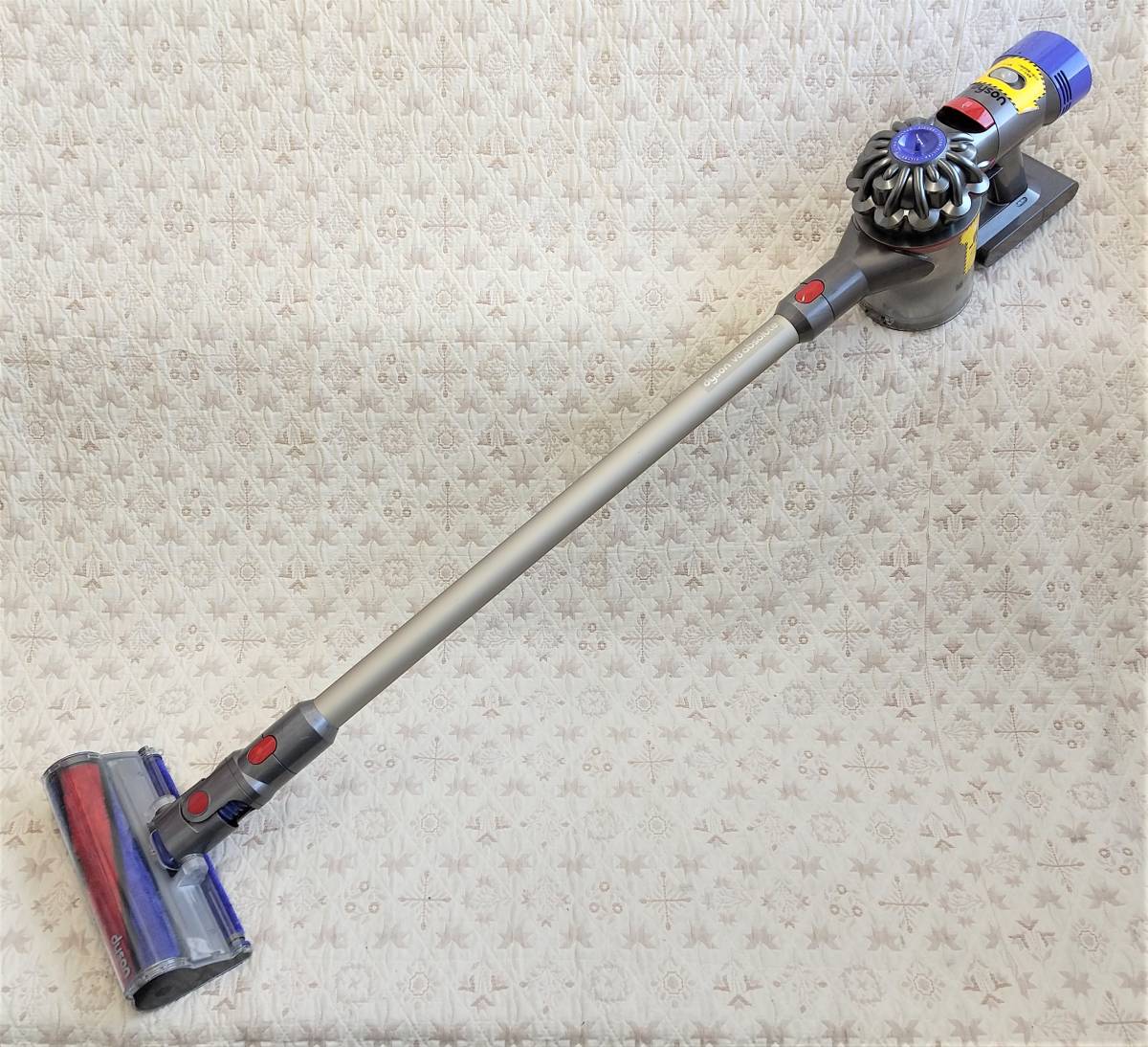 【120】中古品 dyson ダイソン SV10 コードレスクリーナー