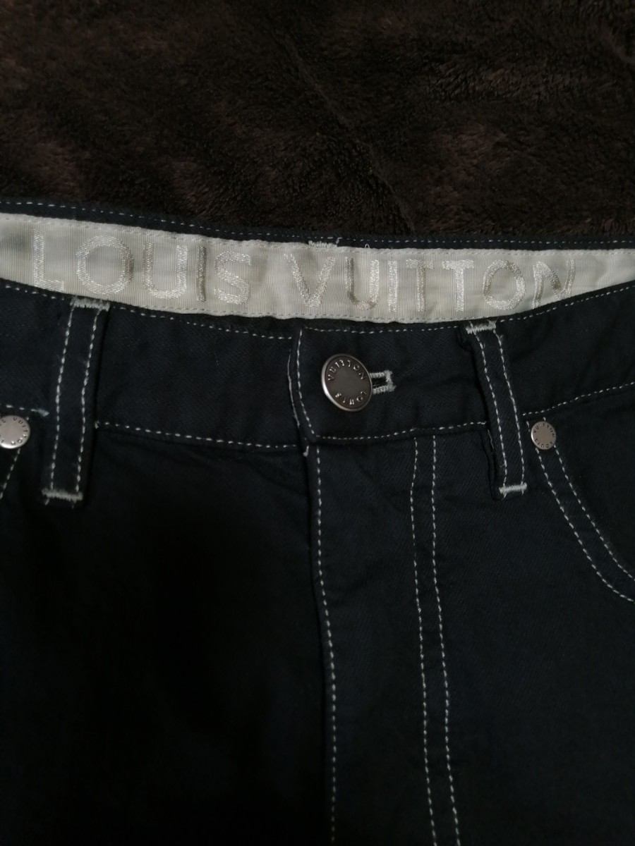 ウエスト84cmジャイアントルイヴィトンロゴ最高傑作一瞬でルイヴィトンと分かるブラックバイカラーステッチメタルボタンデニムパンツ 