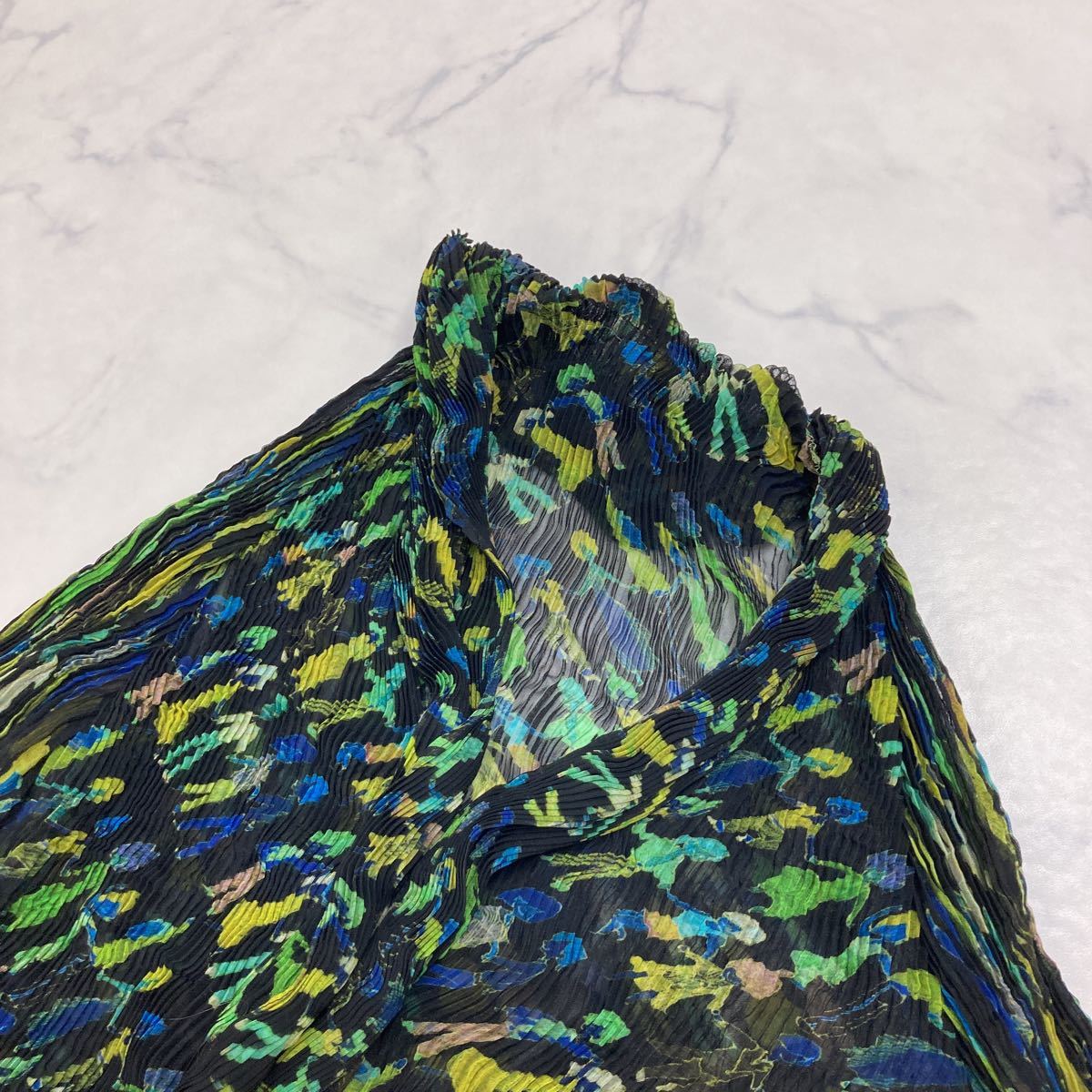 レディース ISSEY MIYAKE FETE オリエンタル柄 プリーツ加工 長袖トップス