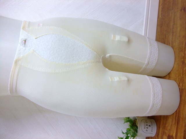 S2759♪Triumph　トリンプ*レトロガードルM*補正下着*ゆうパケット送料210円♪ガーター取付部あり