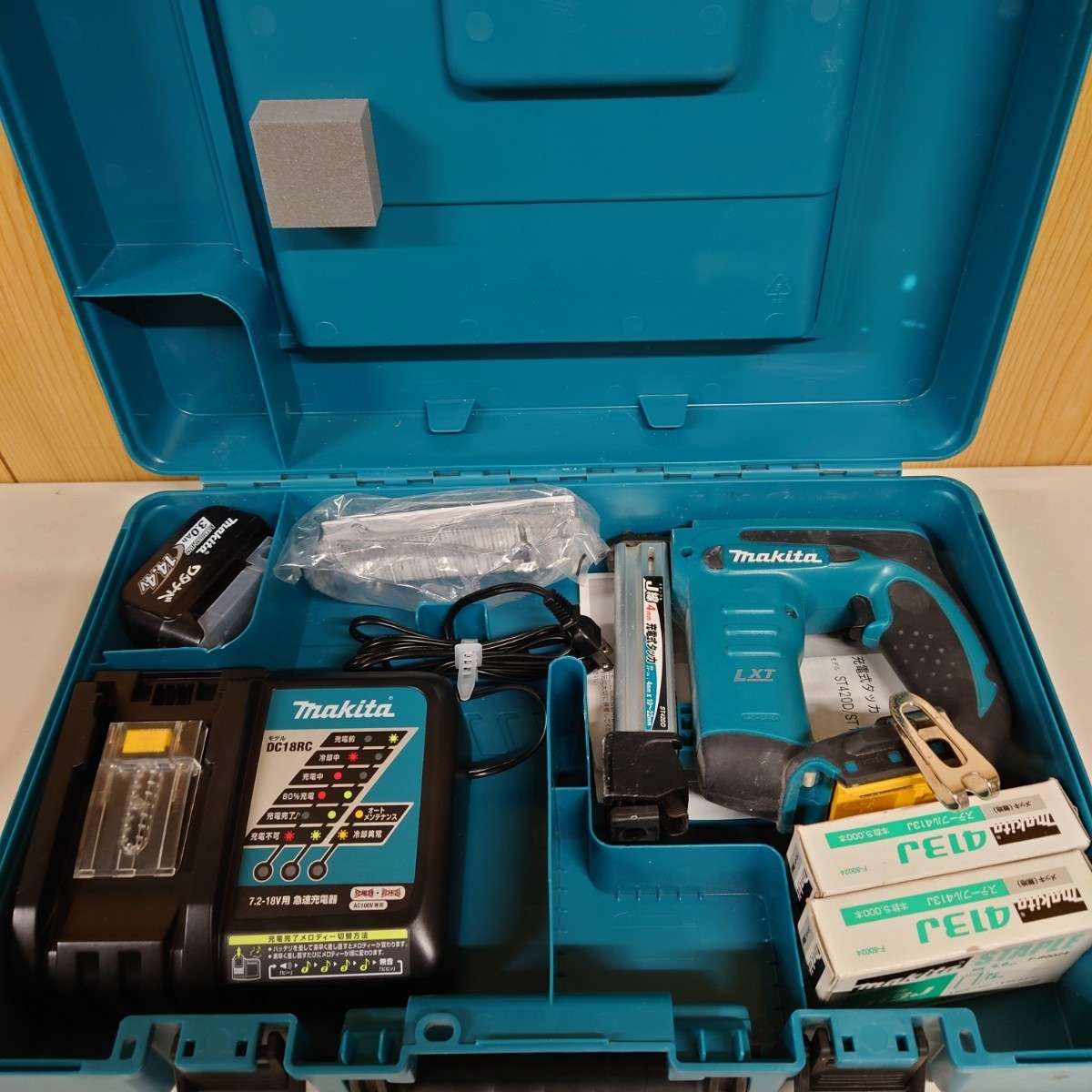 充電式タッカ マキタ ST420D makita : マキタ(Makita) 充電器 14.4V3 