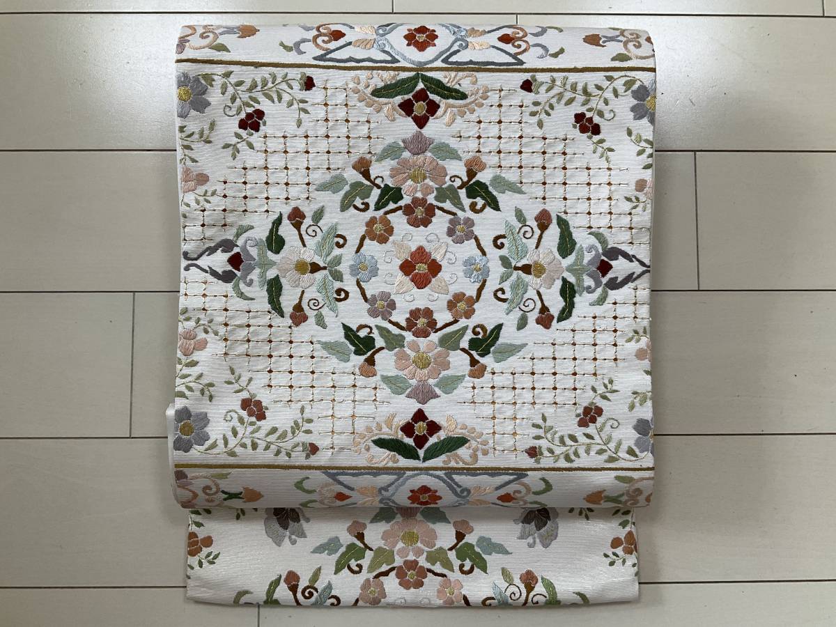 □B913□中古美品□正絹□白地に花と蝶 全刺繍