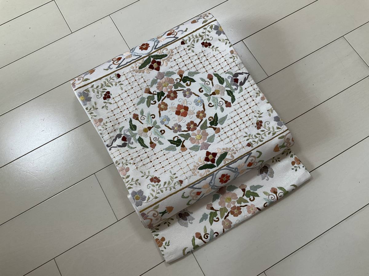 □B913□中古美品□正絹□白地に花と蝶 全刺繍