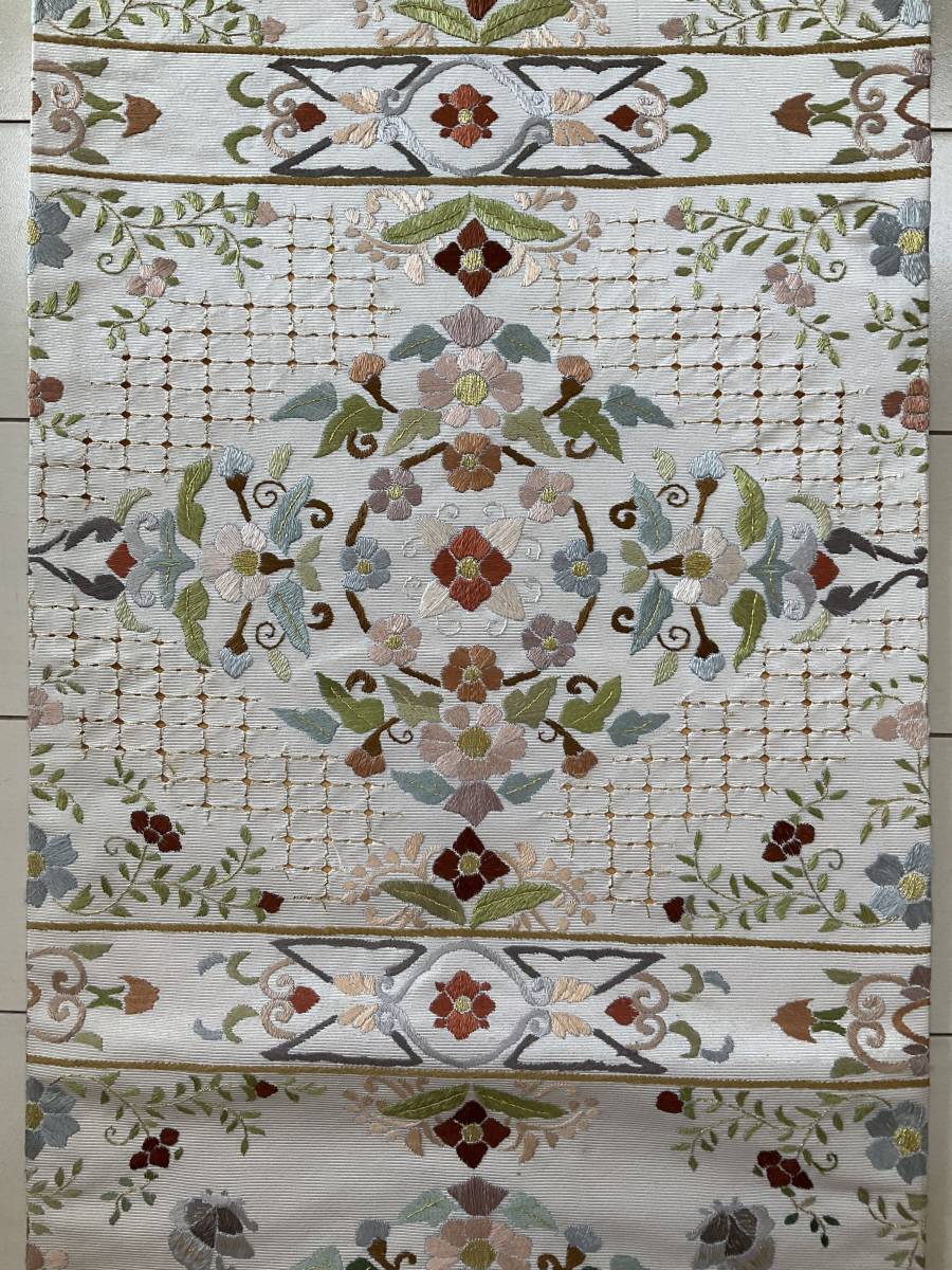 □B913□中古美品□正絹□白地に花と蝶 全刺繍