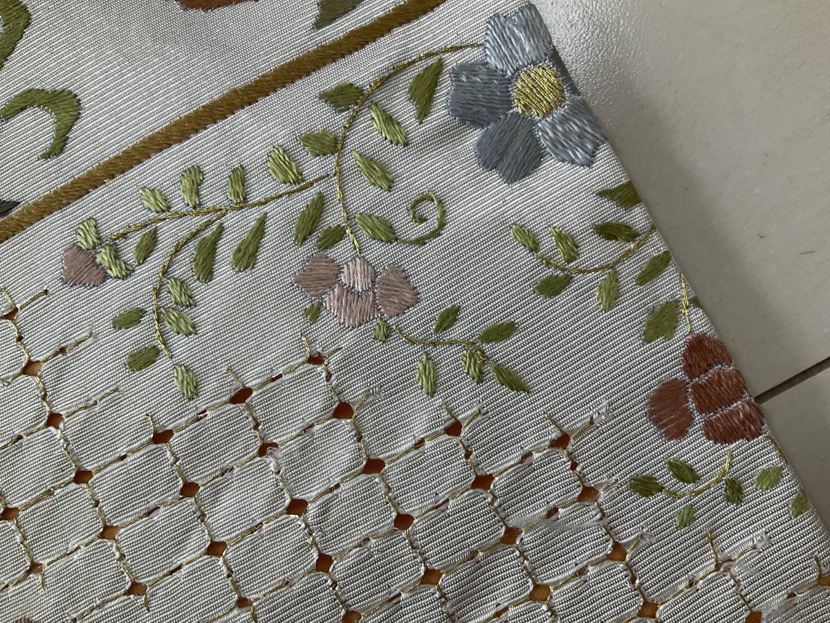 □B913□中古美品□正絹□白地に花と蝶 全刺繍