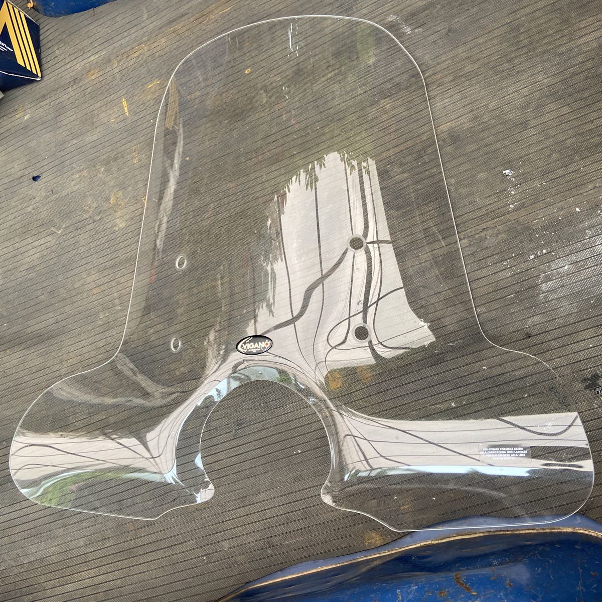 獅子蓋色絵透し彫り角型四脚香炉「大明萬曆年製」