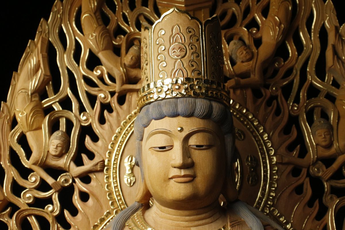 木彫 仏教美術「大日如来」レリーフ 彫刻 額装 LIG】時代仏教美術 細密木彫金彩 大日如来坐像 特大94㎝ 精巧細工 寺院