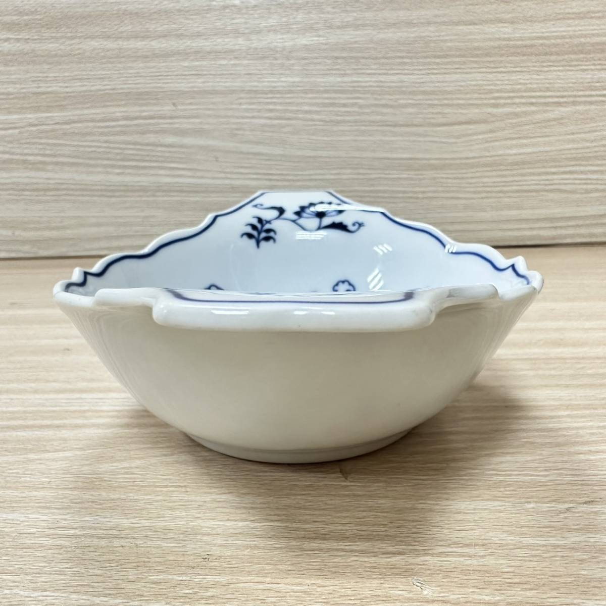 ブルーダニューブ Blue Danube 中皿 深皿 1枚 白×青 花柄 持ち手付き