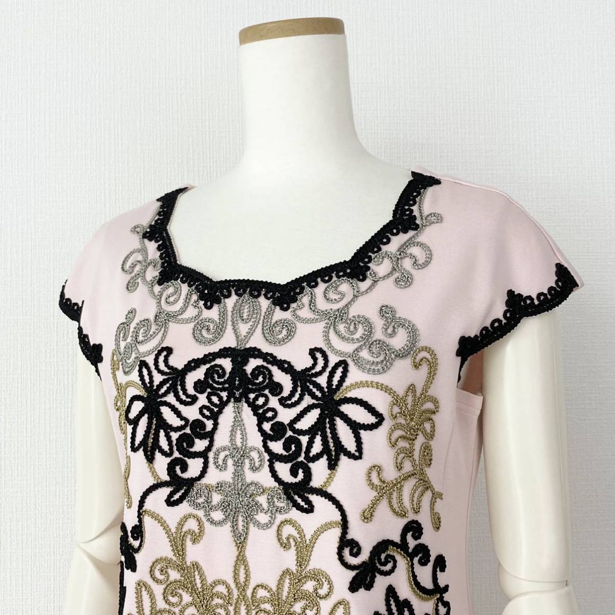 Gf10《美品》4298 SHIZUKA KOMURO シズカコムロ フロント刺繍デザイン  